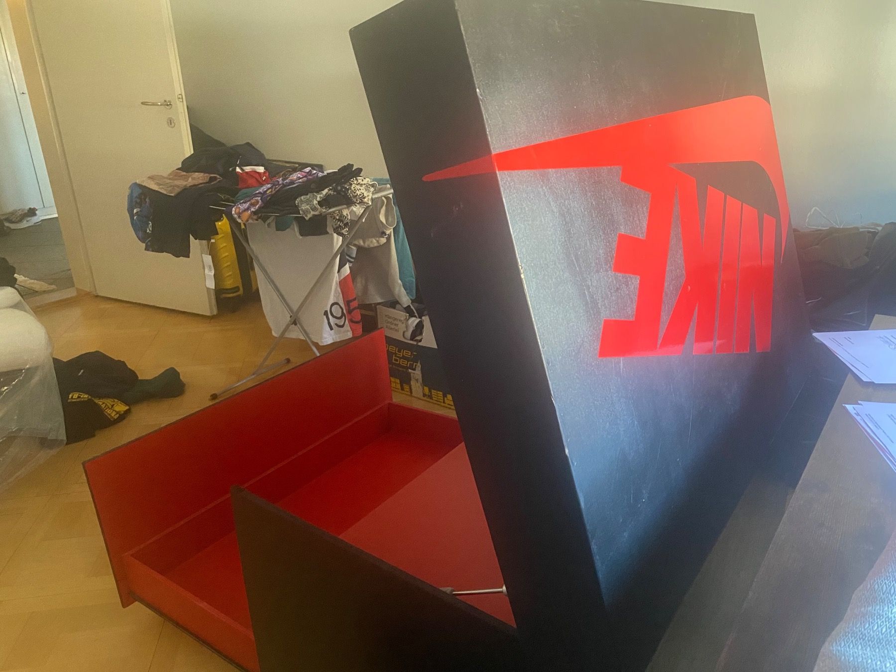 Transportkisten: nike Sneakerbox XXL Schuhbox Kiste – Gebraucht aus Bern von floorball_zoro 4