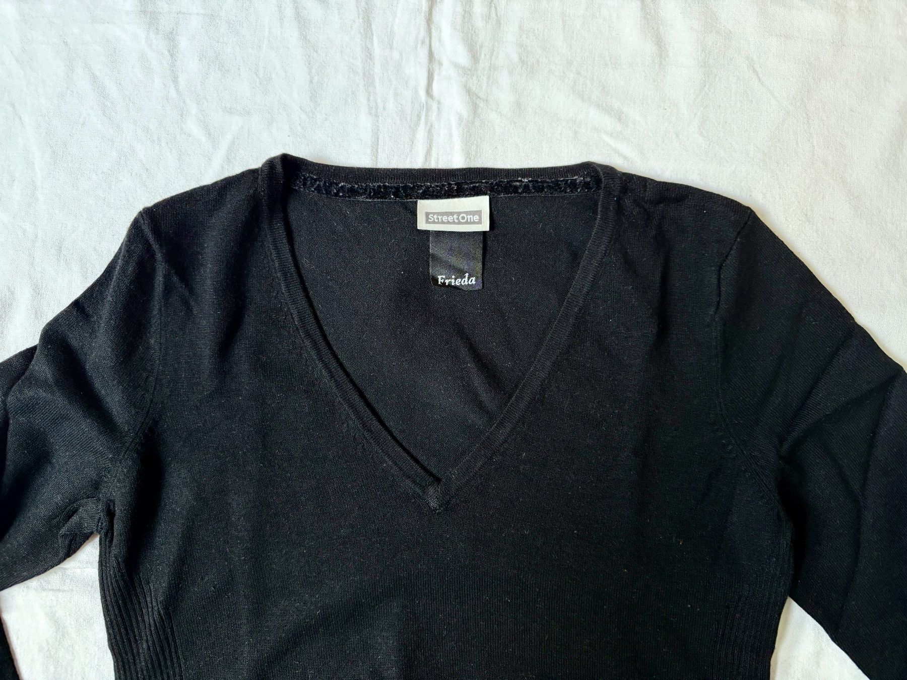 Maglioni & Felpe: Street One Feinstrick Pullover schwarz, V-Ausschnitt, Gr. 34 – Usato da Basel venduto da Solaia28 1