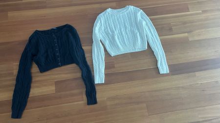 zwei Strickpullover
