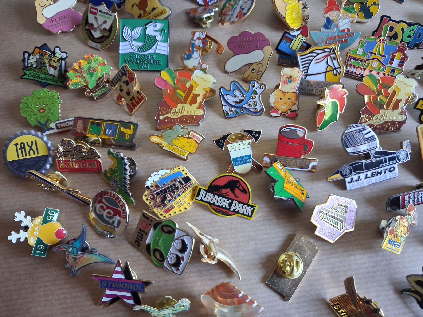 Placchette & Badge: b/ 100+ Pins mit Verschluss. Gemäss Bildern – Usato da Hagendorn venduto da siwasi3 5