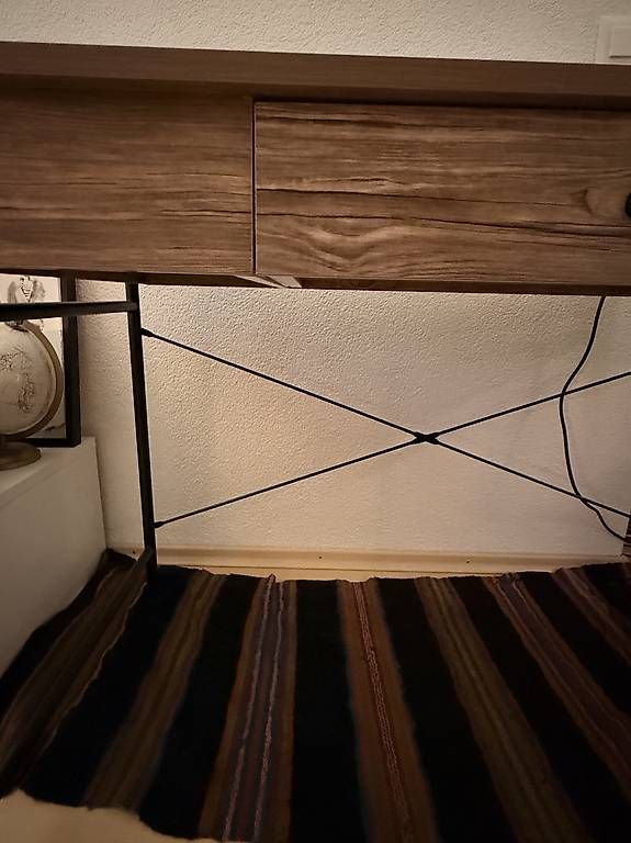 Scrivanie: Modern Office Desk with Large Drawer  Excellent Condition  – Usato da Zürich venduto da dia_xs9l 1