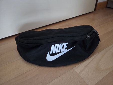 Sac banane Nike noir avec fermeture éclair état neuf