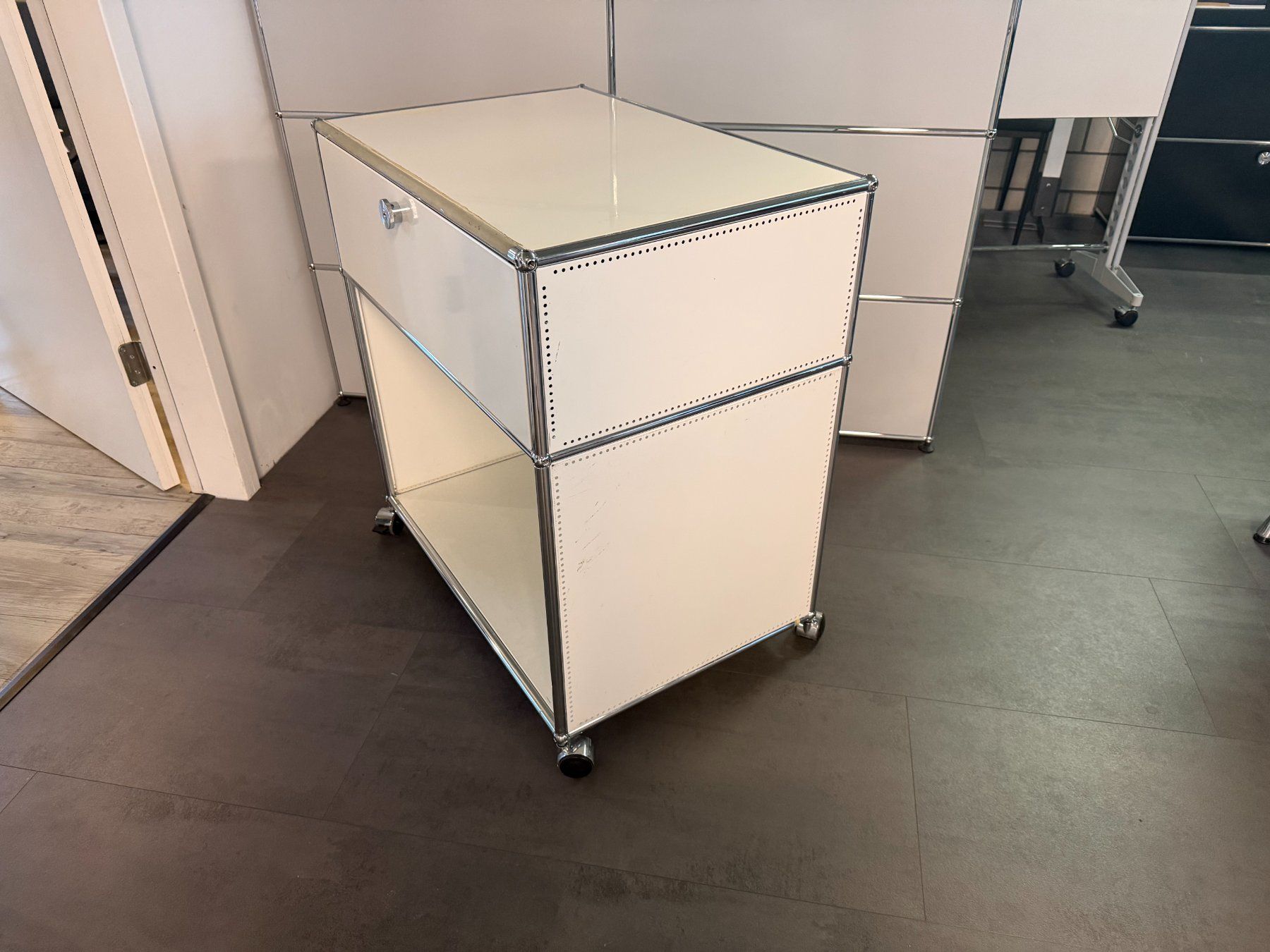 USM Banconi: USM Haller Rollcontainer reinweiss breit – Usato da Ermatingen venduto da csc_7g5v 3