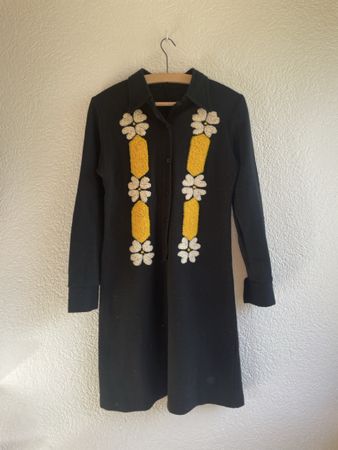 Robe noire vintage en laine broderies florales état correct