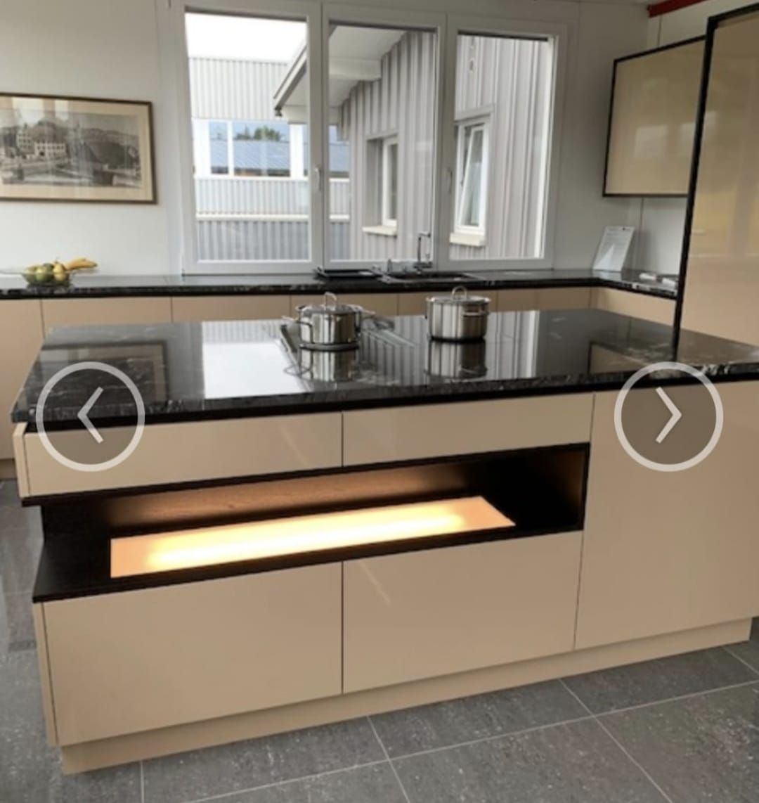 Cucine complete: Gepflegte Küche in Beige mit schwarzer Granitplatte – Usato da Aarburg venduto da ssi_ckz5
