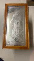 Glasbild mit Frauengestalt und Holzrahmen