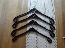 4 Stk. schwarze Kleiderbügel aus Hartplastik - 260408