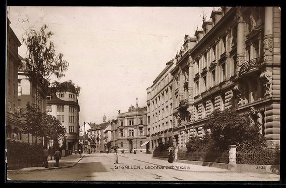 Cartoline postali: AK St. Gallen, Leonhardstrasse mit Passanten – Usato da Berlin venduto da bartko-reher