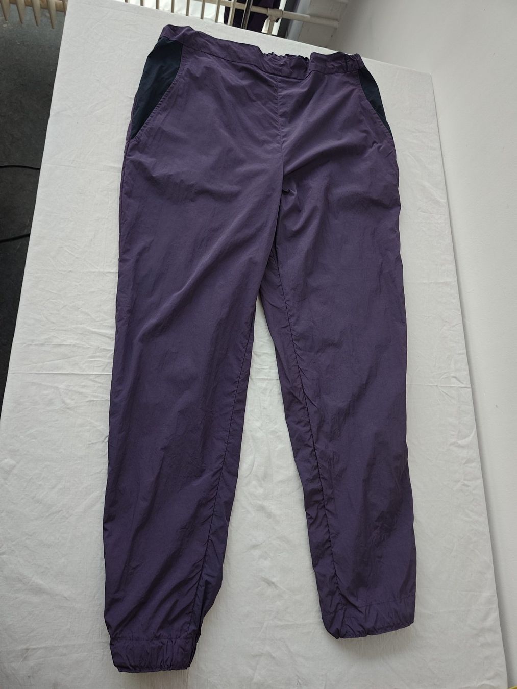 Pantaloni: Lila Freizeithose, Gr. L – Usato da Zürich venduto da jan_dwt5