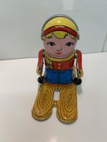 Mädchen auf Skiern mit Uhrwerk und Schlüssel, neu & OVP 268