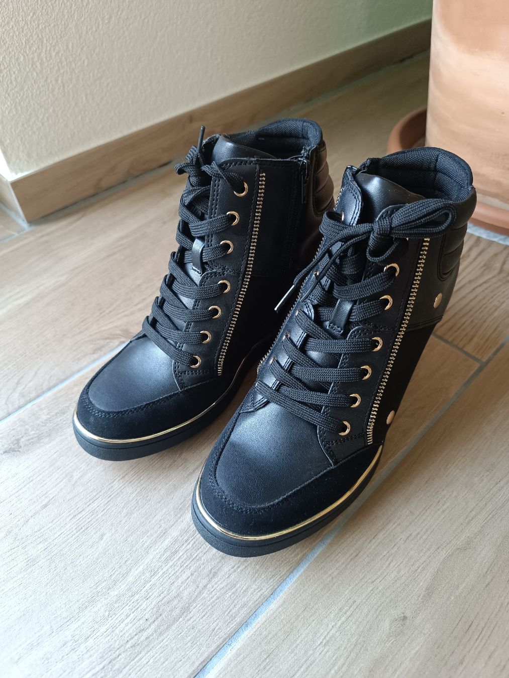 Damenschuhe: Stiefeletten schwarz mit Keilabsatz – Gebraucht aus Wolfwil von SecondOwner 1