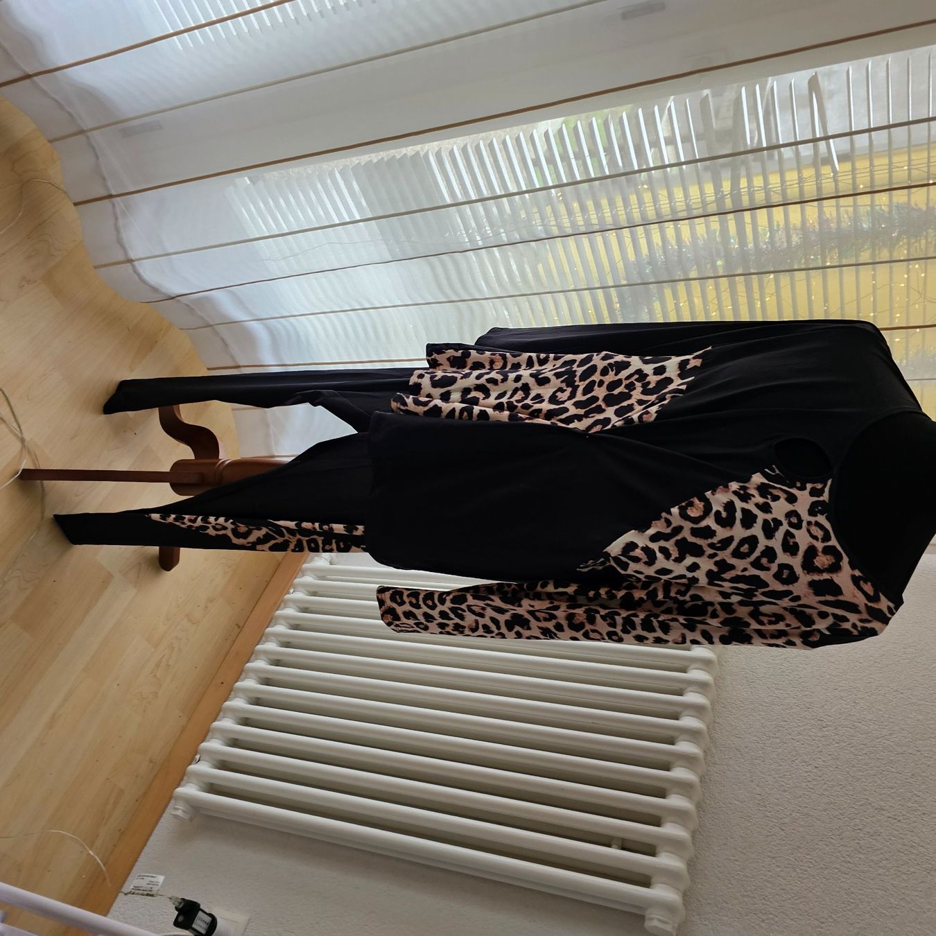 Kleiderpakete: Schnäppchen haus anzug  schwarz Leopard Gr.  gr 48 bis 50 – Neu und originalverpackt aus wolfhalden von 46464646