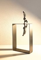 Moderne Eisen- Skulptur "Reflexion in Suspension"