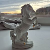 Elegante Porzellan Pferde Figur, Weiss mit Goldakzenten
