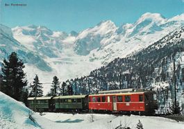 Bei Pontresina Berninabahn mit Morteratschgletscher