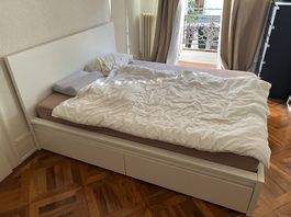 IKEA MALM avec des coffres de rangement et un matelas