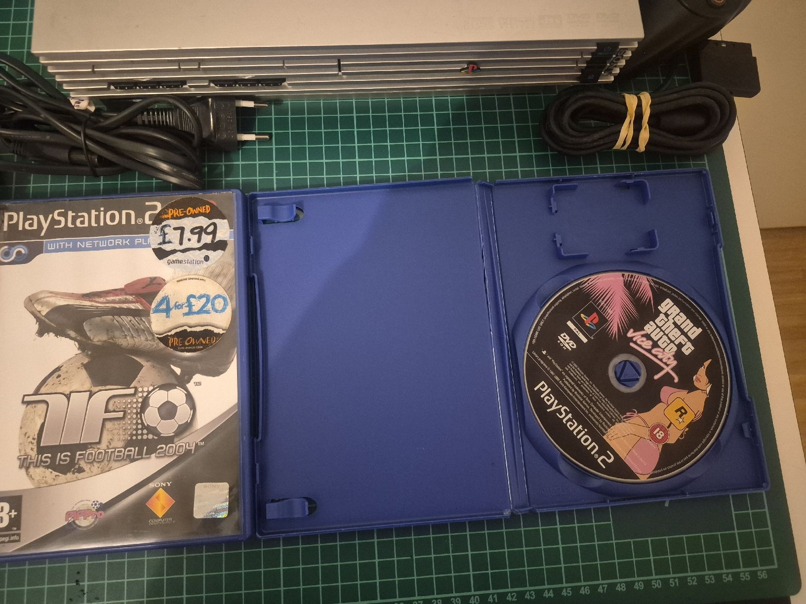 Sony Console: PlayStation 2 Bundle - Console, Games,Vice City,... – Usato da Meyrin venduto da Retro-GZ 2