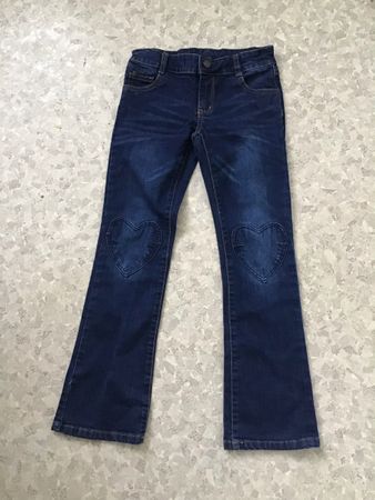 Neuwertig Jeans mit Herzflicken für Mätchen Grösse 128/134.