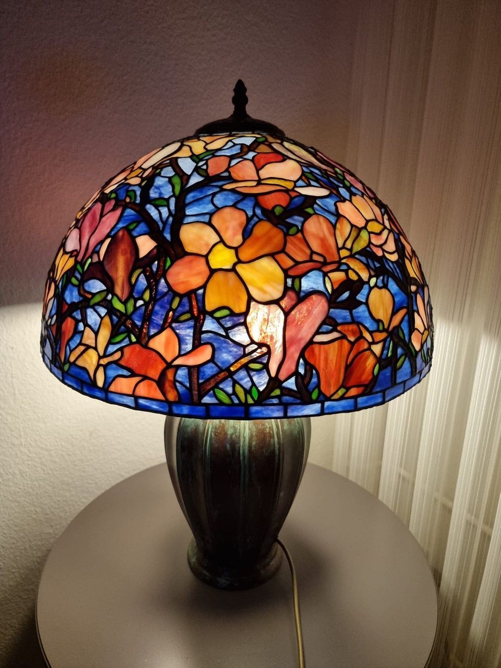 Lampade: TIFFANY GLAS LAMPE "MAGNOLIA" – Nuovo (secondo la descrizione) da Volketswil venduto da rerererarara 1