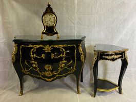 Très jolie Commode de style Louis XV, plateau dessus verre.