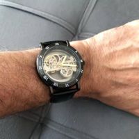 Automatikuhr mit hohlem Gehäuse schwarzem Armband