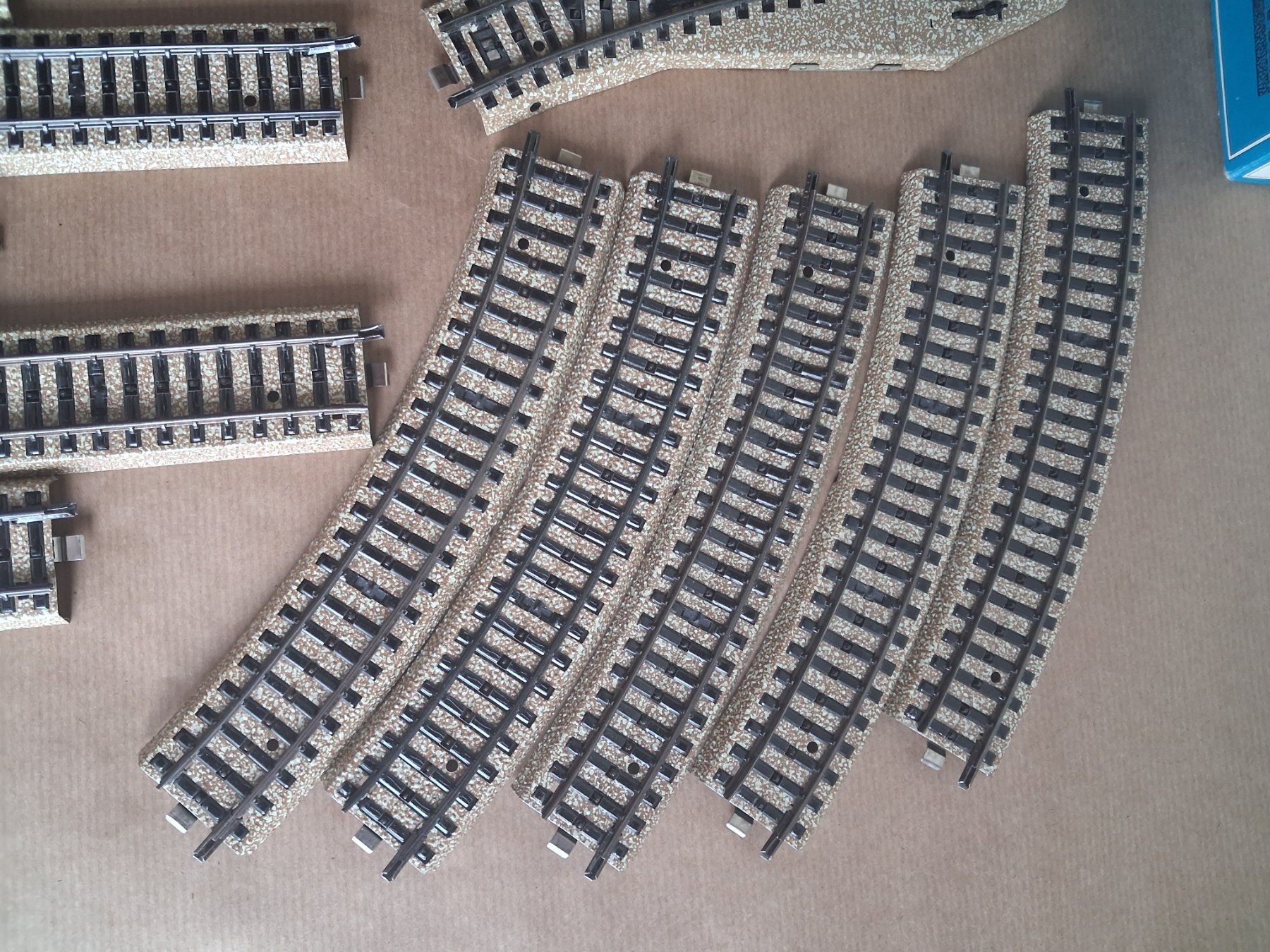 Märklin Modellini di ferrovie: Märklin M Gleise + Weichen L&R. Gem. Bildern – Usato da Hagendorn venduto da siwasi3 3
