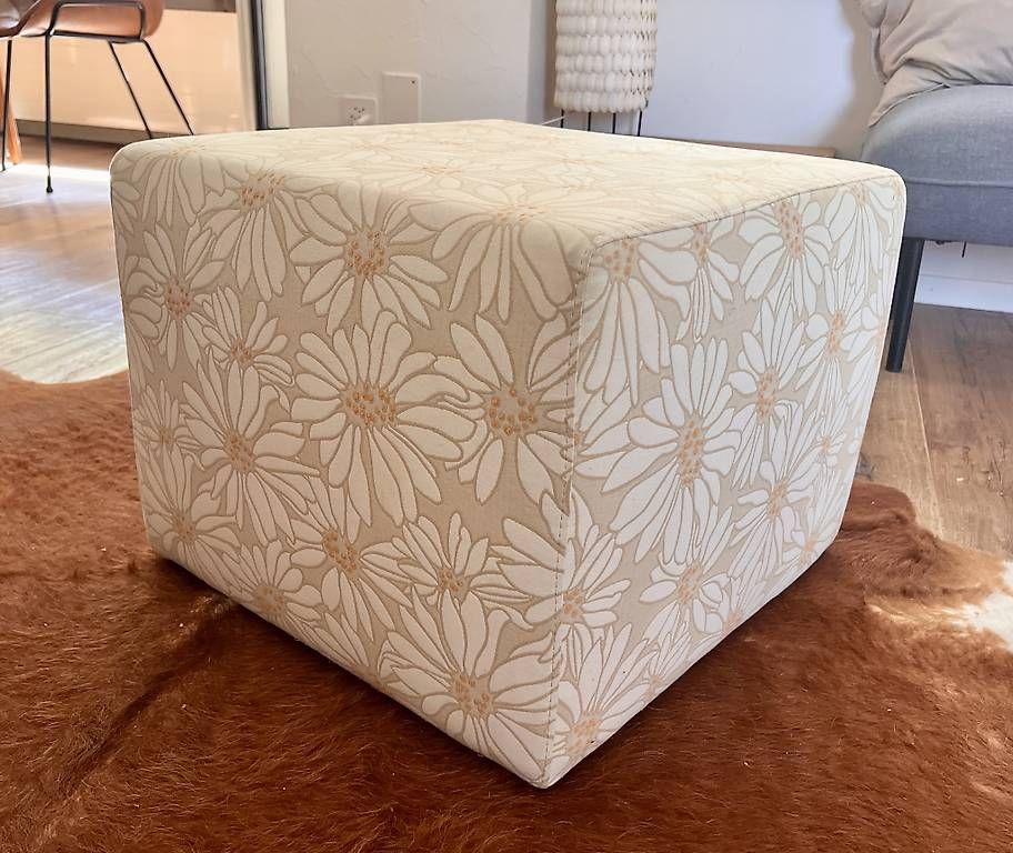 Natuzzi Sgabelli: Natuzzi Hocker quadratisch, Blumenmuster beige – Usato da Regensdorf venduto da SissiS33