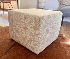 Natuzzi Hocker quadratisch, Blumenmuster beige