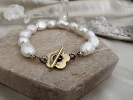Barockperlen-Armband mit goldfarbenem Blumenverschluss