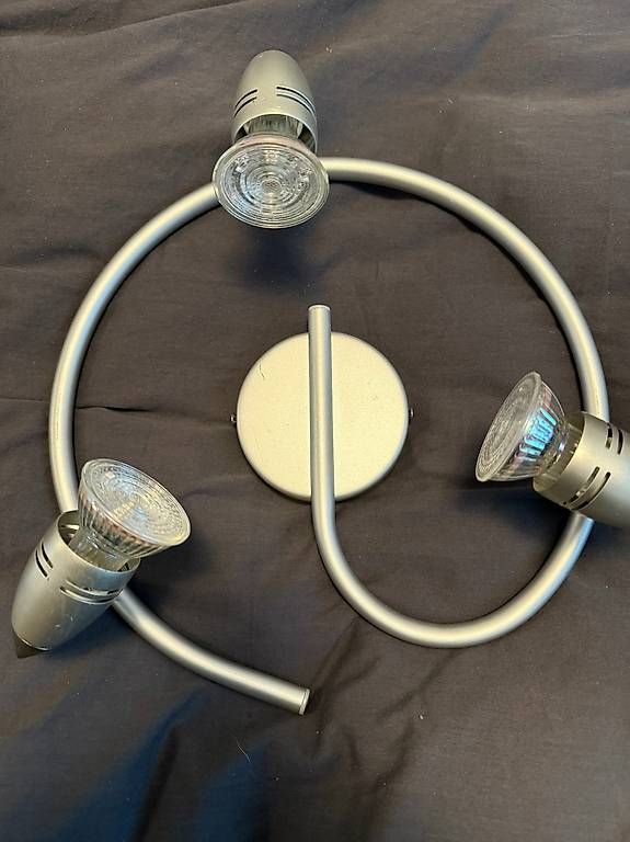 Kronleuchter & Deckenlampen: Decken-Wand-Lampe mit 3 220 Volt LED Leuchten – Gebraucht aus Volketswil von T__J 1