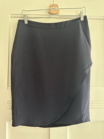 Elegant Max Mara navy skirt, size 40, stylish wrap look