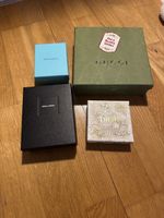 Diverse Schachteln von Designermarken wie Dior, Gucci etc.