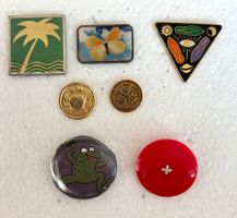 Ansteckpins (5 Stück), Buttons (2 Stück) Konvolut