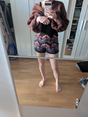 Schwarze Sommer-Shorts mit Stickerei