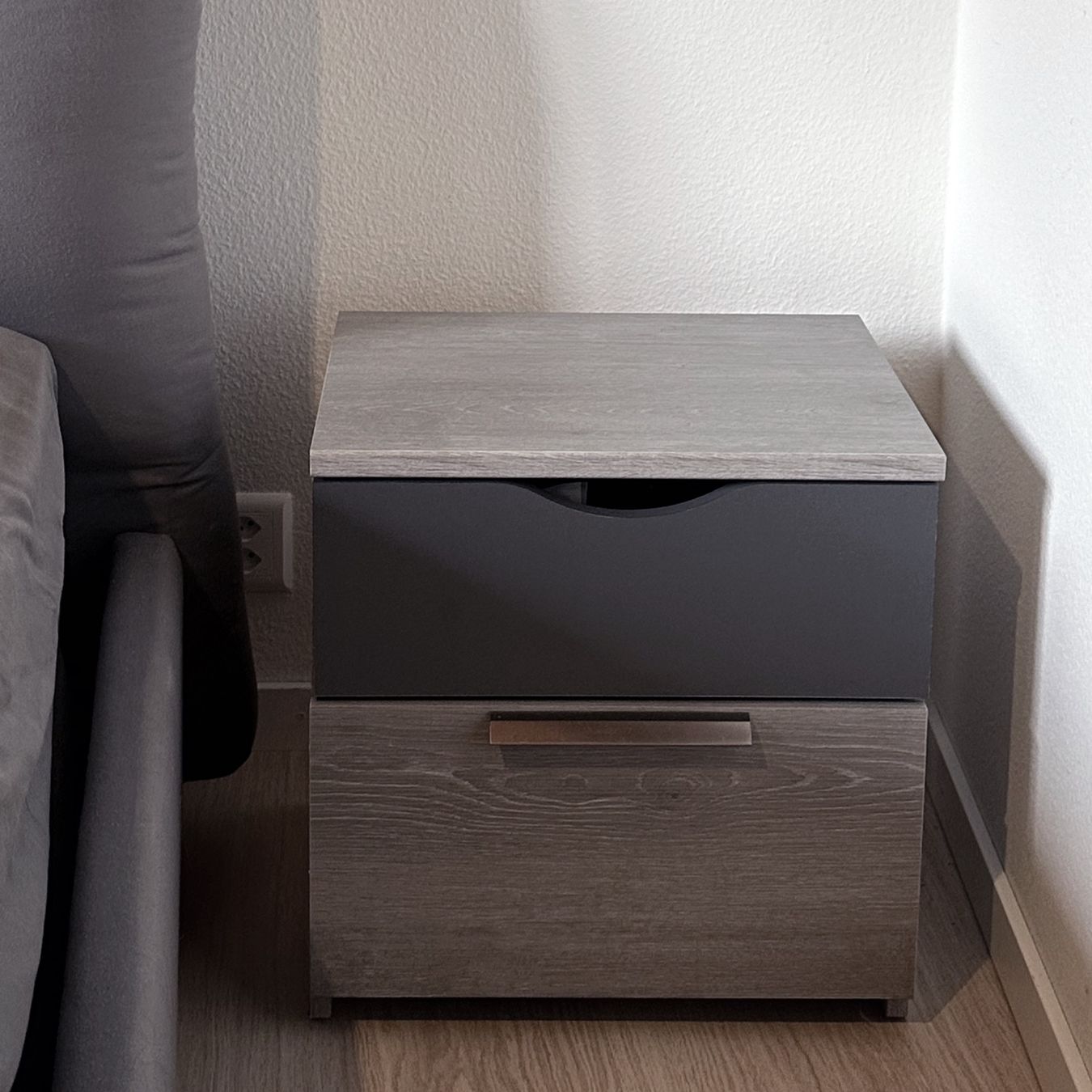 Conforama Tables de nuit: Table de nuit - gris couleur chêne/anthracite – D'occasion à Jongny par lala_Isa