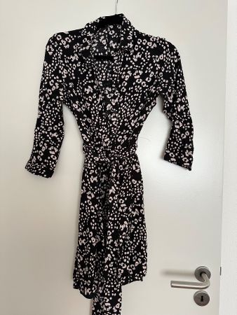 Gemustertes Blusenkleid mit Gürtel von Zara