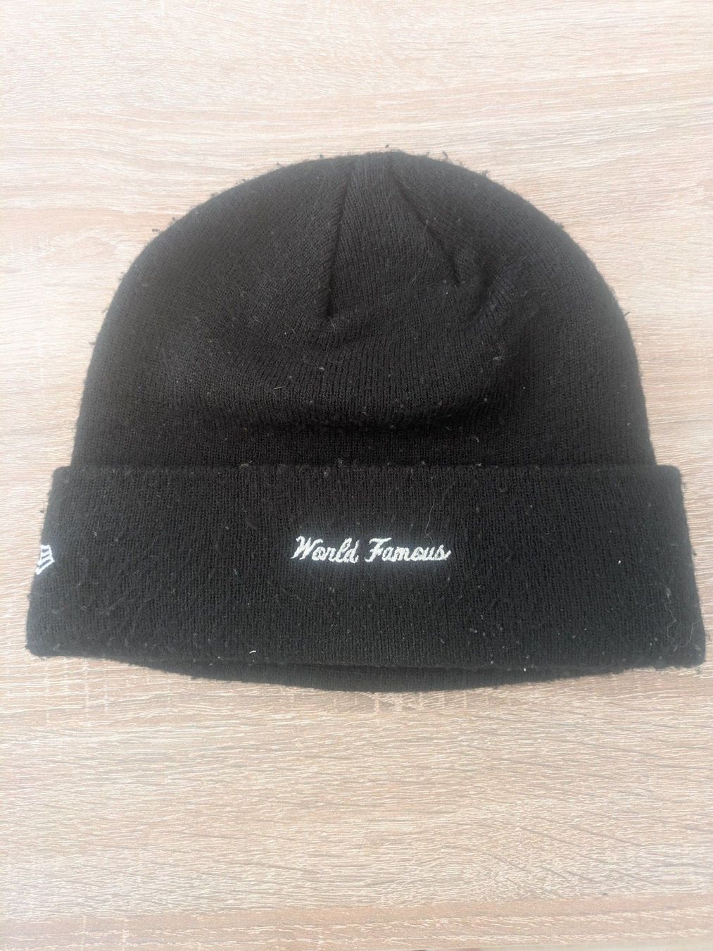 Supreme Copricapi, berretti & cappellini: Supreme New Era Black Beanie Hat Logo – Usato da Losone venduto da AlpineLayer 2