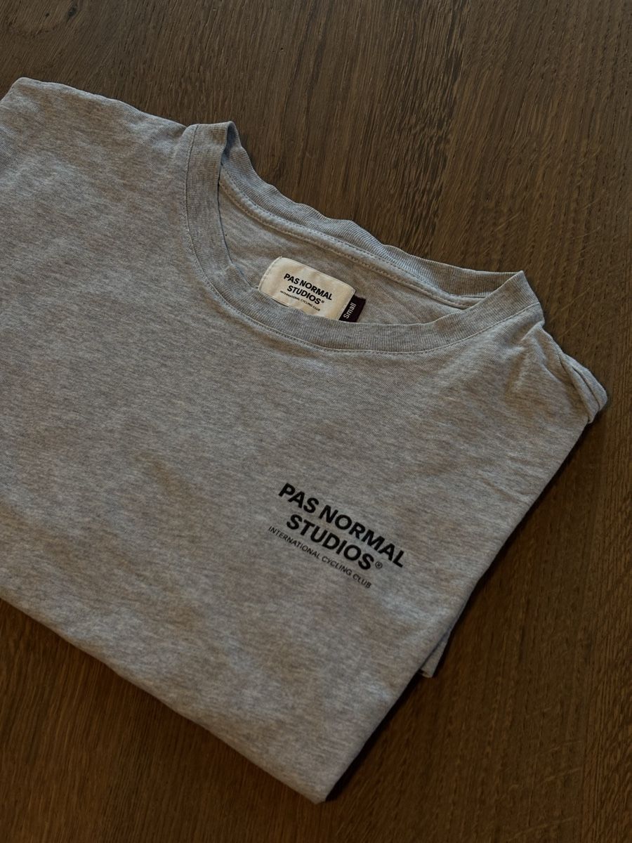 Pas Normal Studios T-shirt: PNS Off-race T-shirt – Usato da Mels venduto da exploremore 1