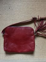 Sac bandoulière en cuir rouge bordeaux, parfait pour l'été