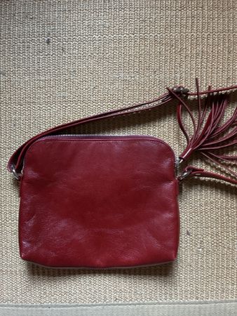 Sac bandoulière en cuir rouge bordeaux, parfait pour l'été