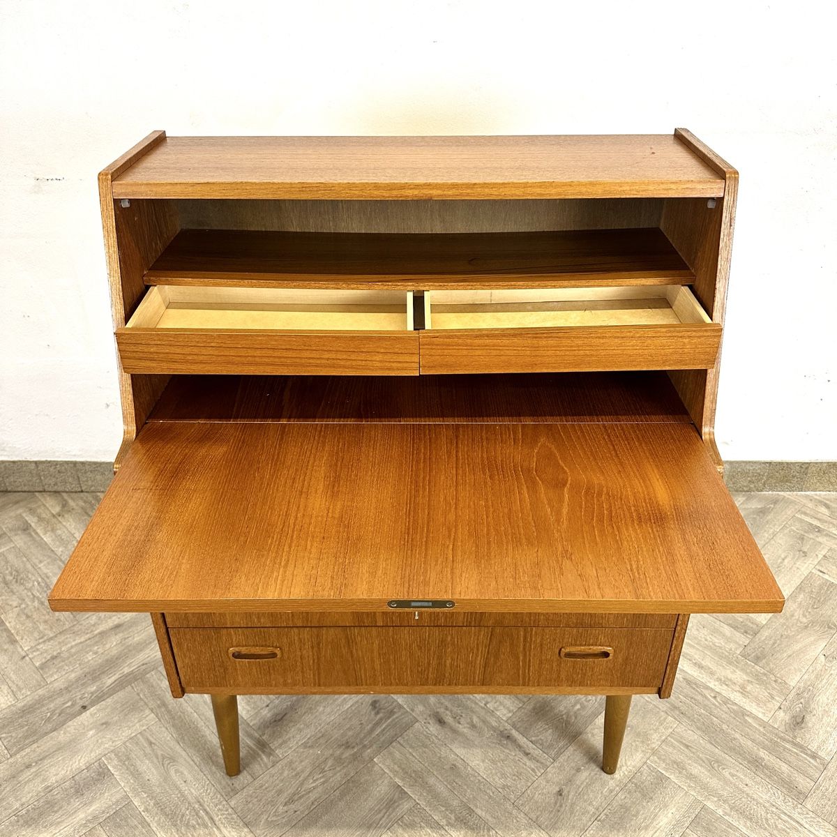 Schreibtische: Mid Century teak Sekretär by ANGVIK MOBLER – Gebraucht aus basel von vintory.ch 7