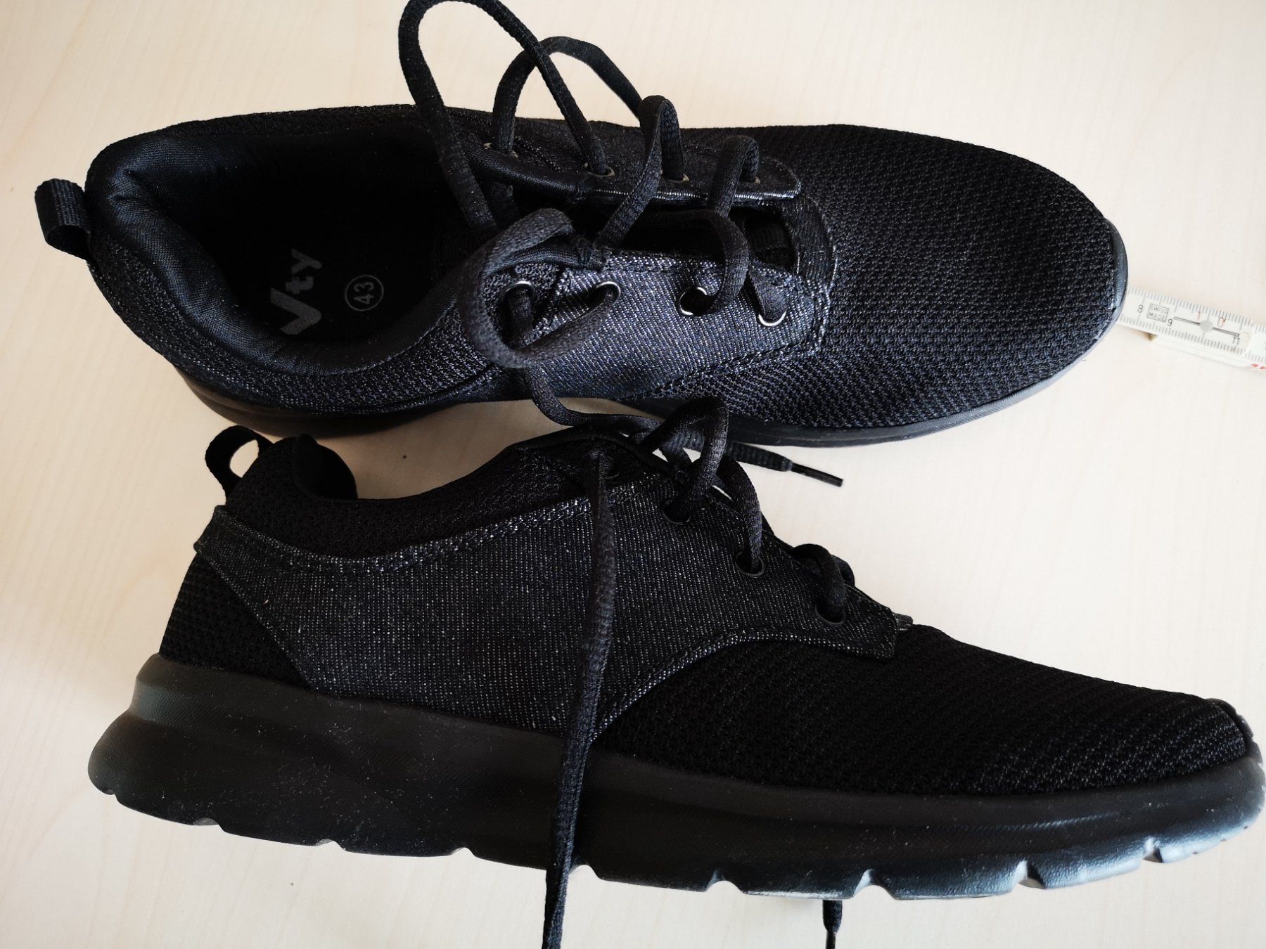Herrenschuhe: Neuwertige leichte schwarze Schuhe Gr. 43 – Gebraucht aus Arth von Africa44