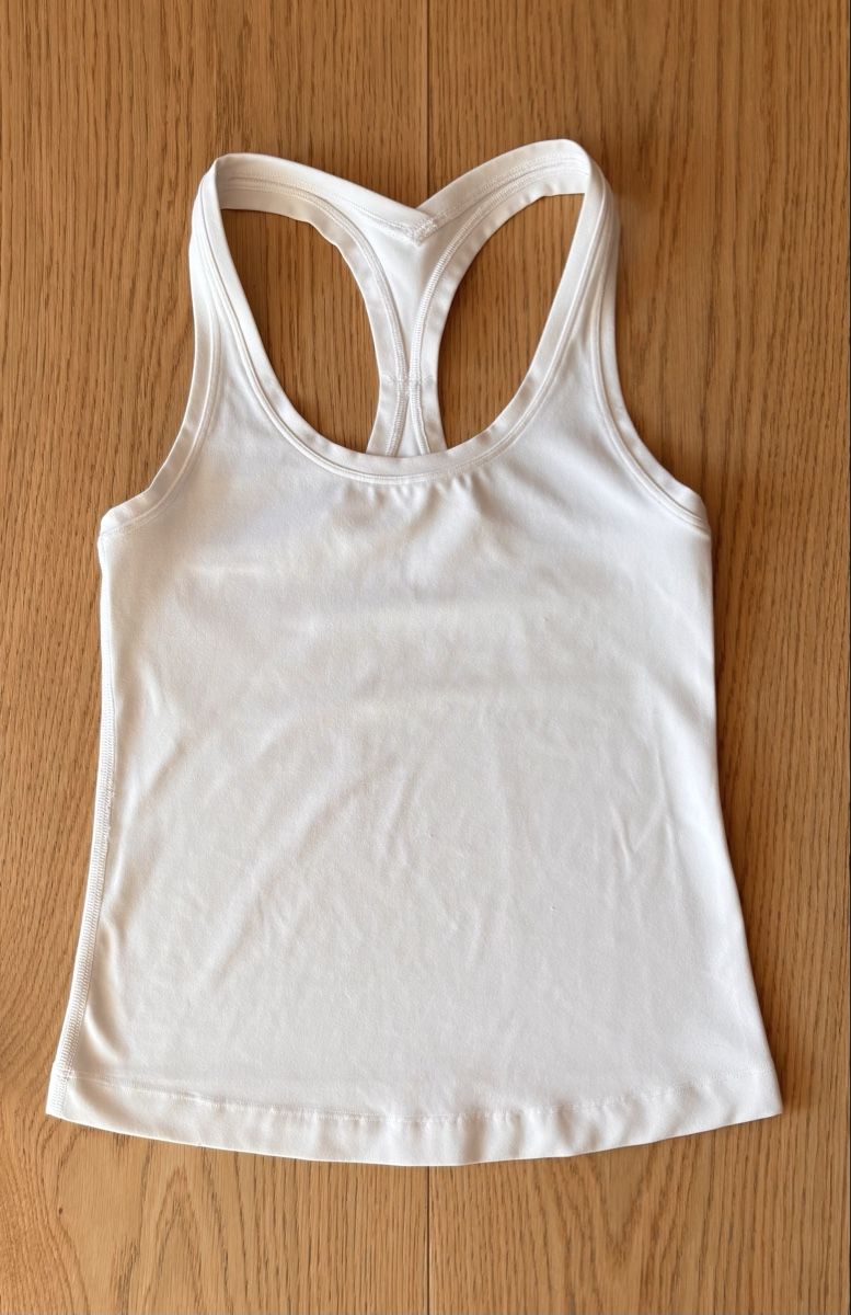 Lululemon Tops: white Lululemon top, size 0 – D'occasion à Kilchberg ZH par ben_pc68