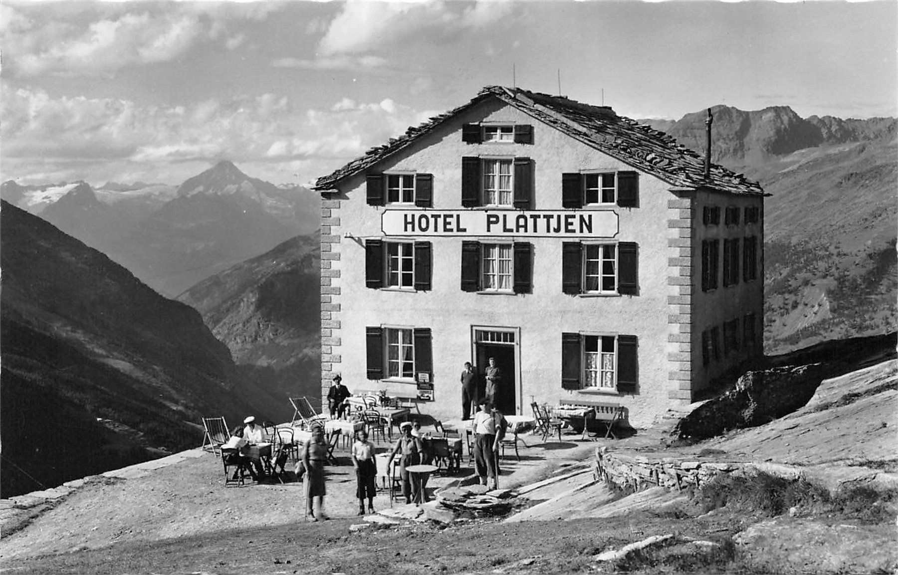 Cartes postales: Saas-Fee, Hotel Plattjen, E. Gyger – D'occasion à Ottikon b.Kemptth. par Neptun1974