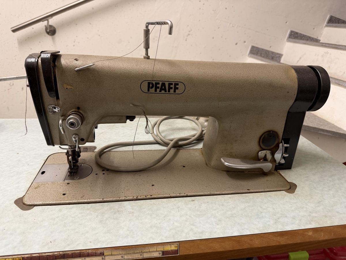 Pfaff Macchine da cucire: Pfaff 467 Nägmaschiene – Usato da Zug venduto da ramsefu