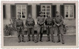 Soldaten vor Fensterfront in Thun, datiert 1939
