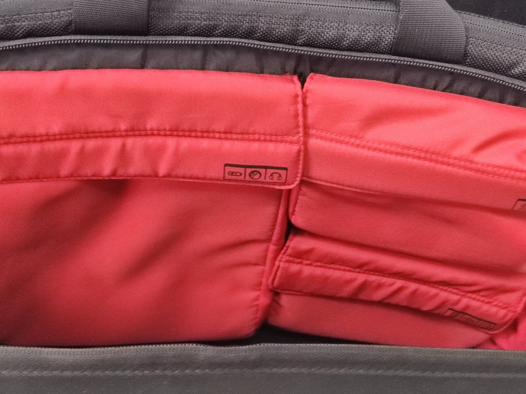 Taschen: Logitech Kinetik 15.4" Notebook Tasche – Gebraucht aus Zuchwil von DaniSZu 2