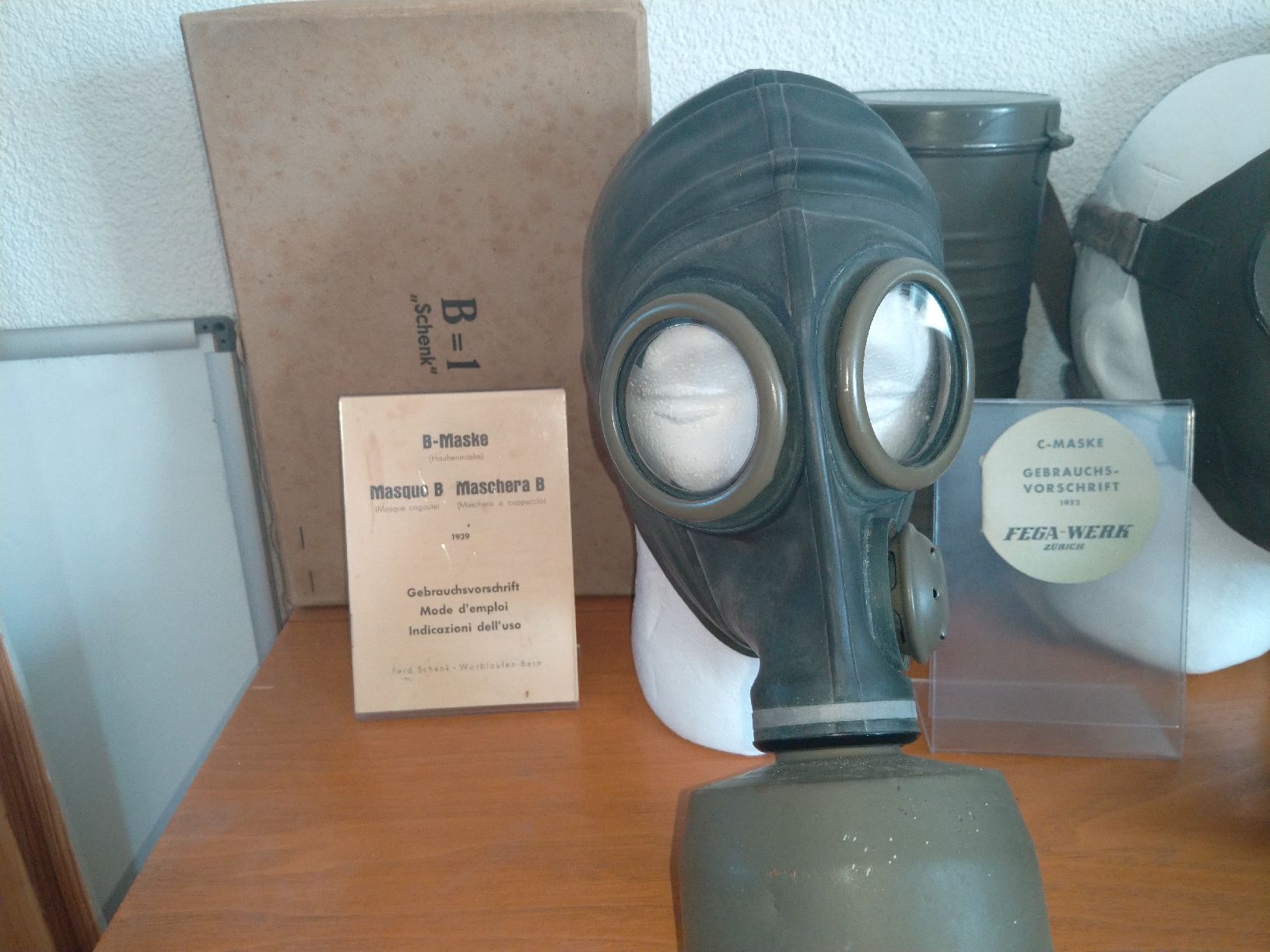 Schweizer Armee Uniformen: Zivil Gasmaskensammlung Schweiz – Gebraucht aus Niederönz von Vgt22 1