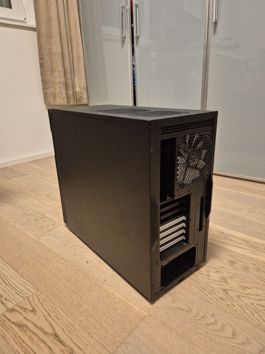 Custodie: Gebrauchtes PC Gehäuse - Midi Tower – Usato da Zürich venduto da Corrosion 5