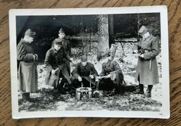 Gruppe Soldaten, Kochen in Gamellen, wer kennt sie?